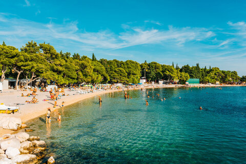 Biograd na Moru, oblázková pláž Dražica, Chorvatsko